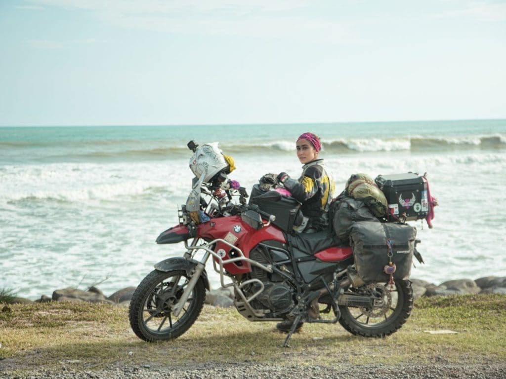 Una mujer iraní recorrió el mundo en moto, image size:1024x768