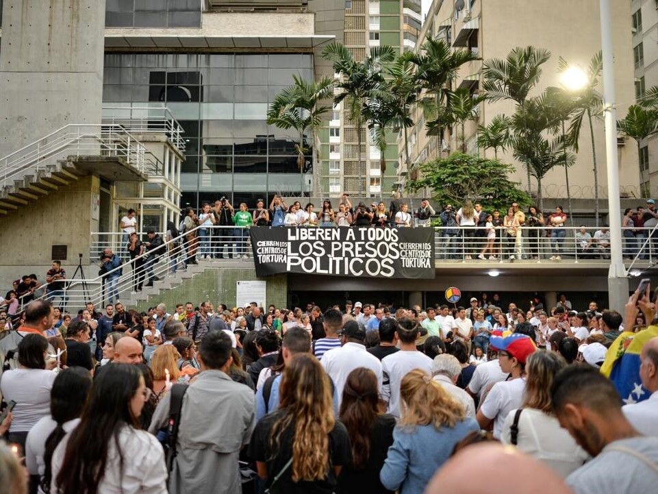 Venezuelans can be seen demanding the release of political prisoners since presidential election results came into question and the regime arrested activists. | Photo courtesy of Juan Calero