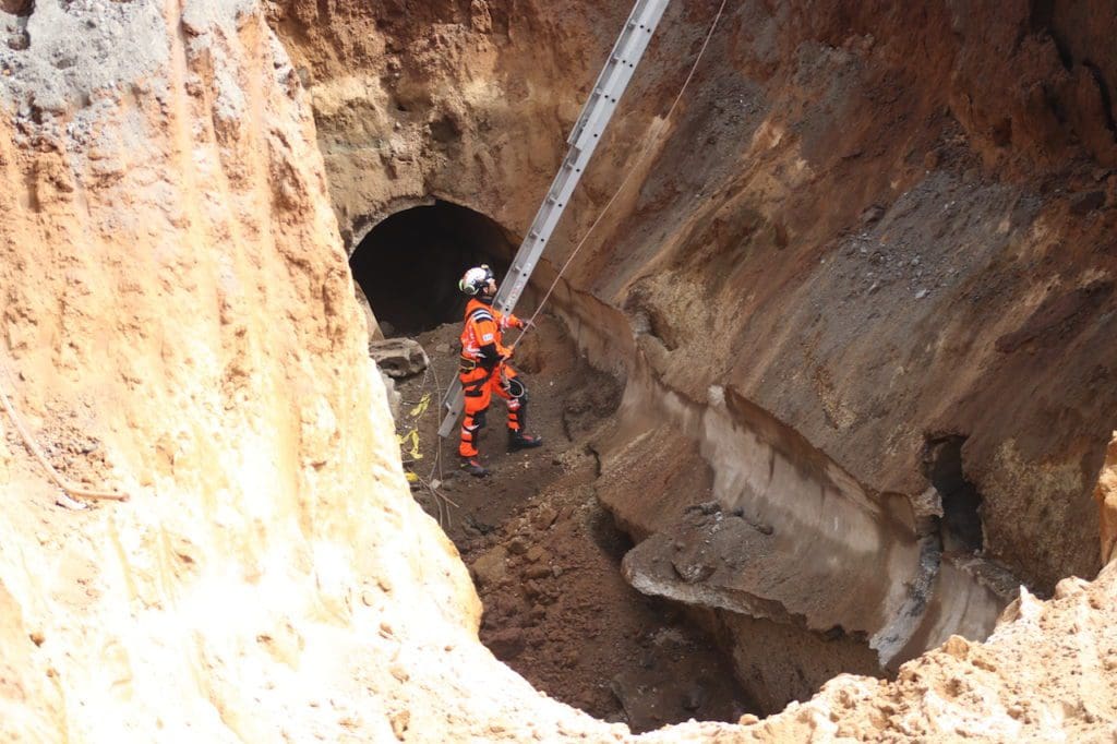 Guatemalan firefighter recalls Villa Nueva sinkhole that buried dozens